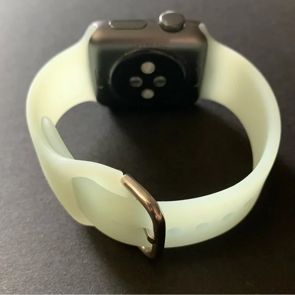 Changing colors iPhone watch band - Picture 2 of 4